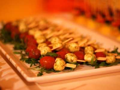 Kaltes Buffet Tomaten-Mozzarella-Spieße mit feinem Pesto